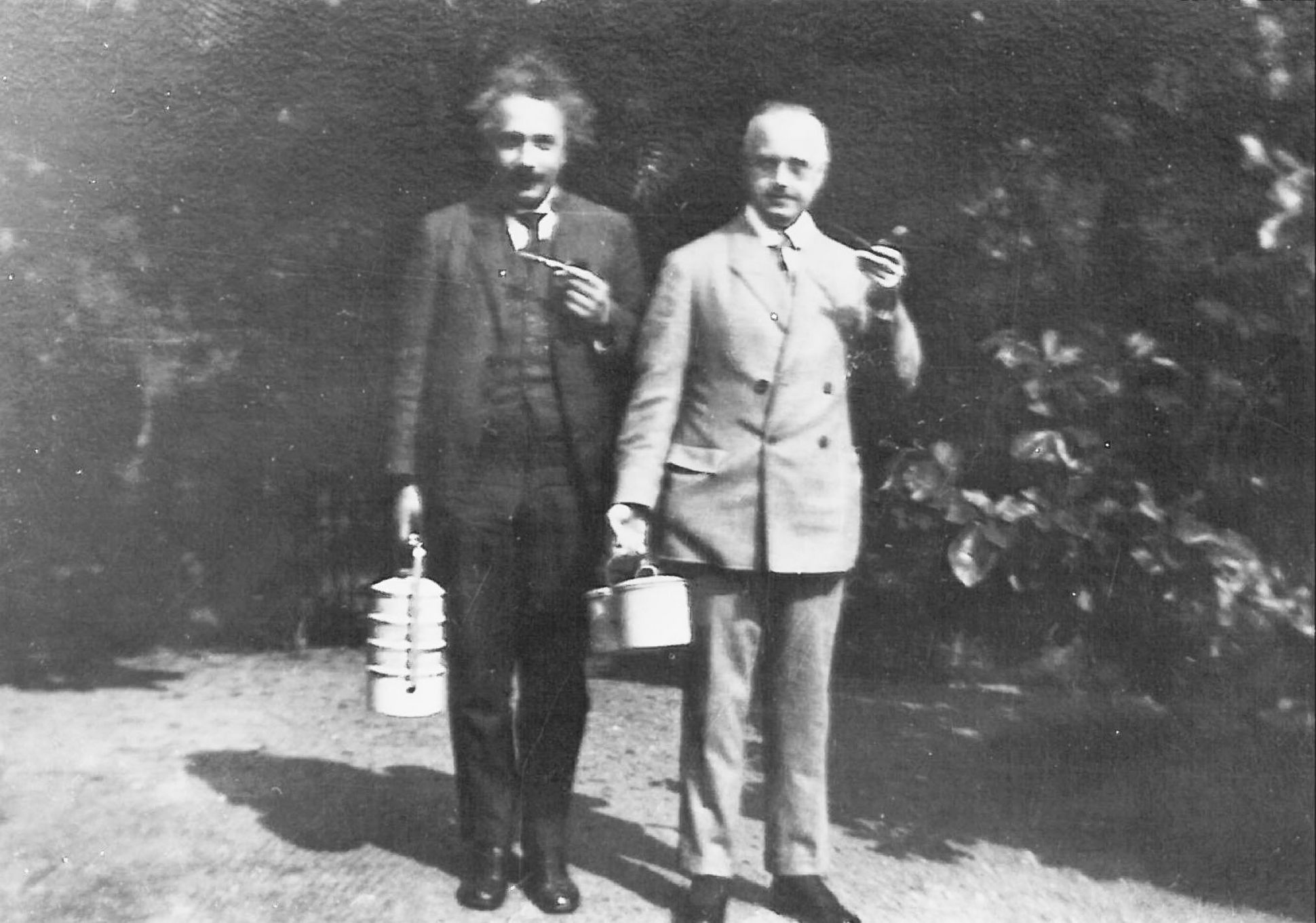 Albert Einstein und Hermann Anschütz-Kaempfe im Schlosspark | MCSL