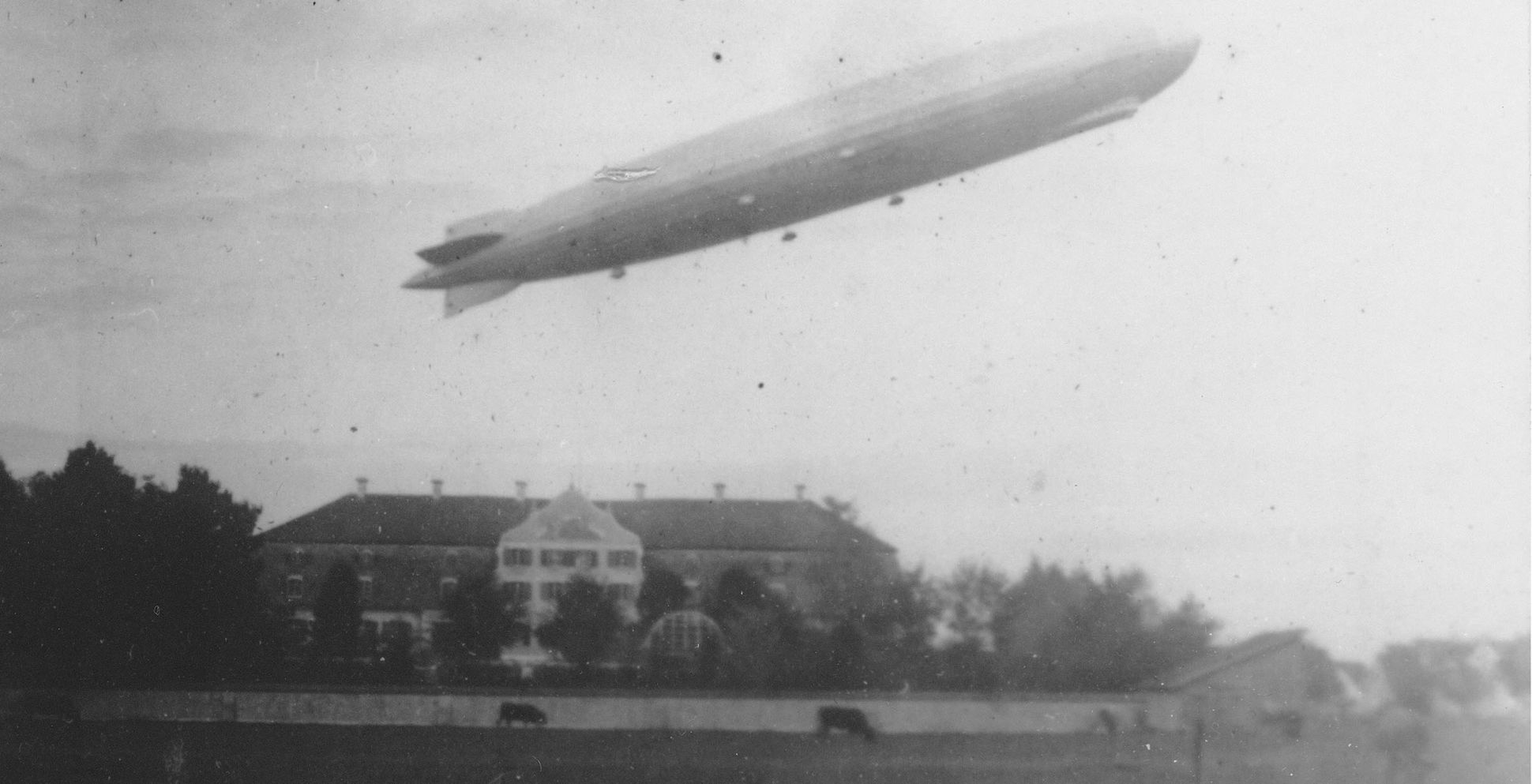 Das Luftschiff LZ 127 Graf Zeppelin macht nach seiner Weltreise einen Begrüßungsflug über Schloss Lautrach